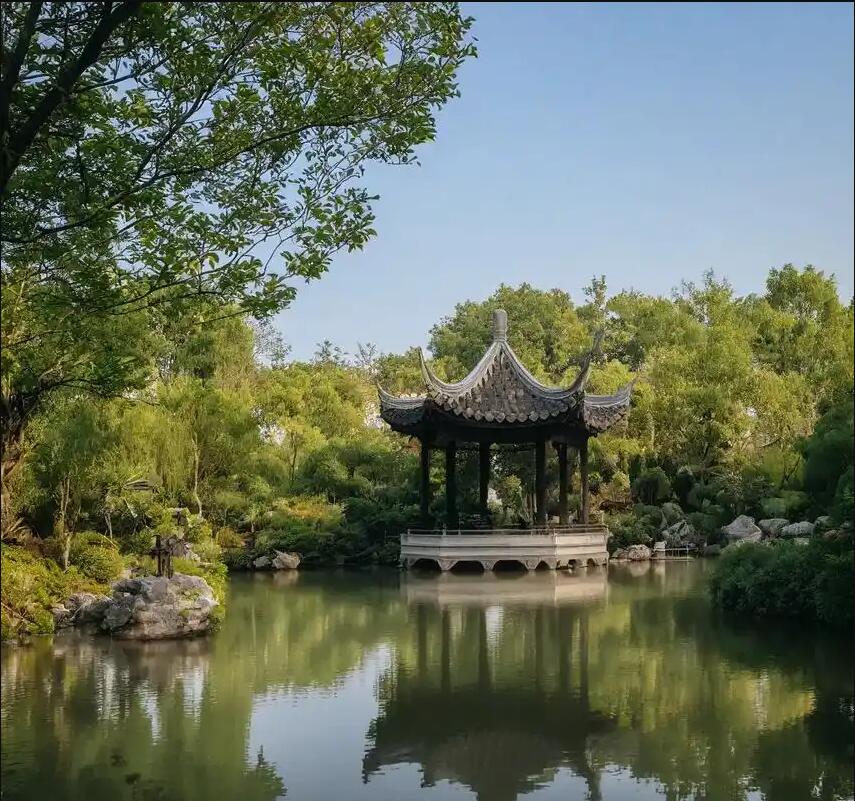 鹤岗兴山掠过餐饮有限公司